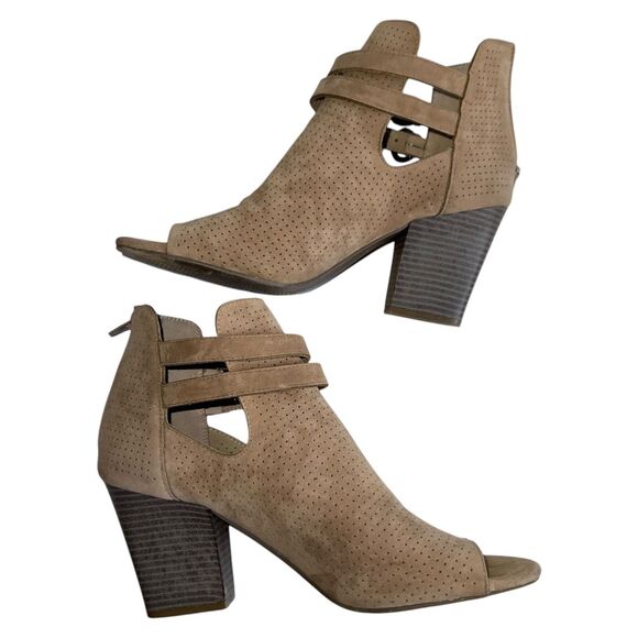 White Mountain Beige Peep Toe Booties Women’s 9.5 Cutout Block Heel Sandal Boot - Picture 13 of 16